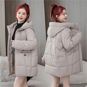 {{photo.Alt || photo.Description || 'Cute Woman Куртка стеганая пуховая  033-2018'}}