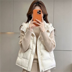 {{photo.Alt || photo.Description || 'Cute Woman Жилет женский пуховый  031-603'}}