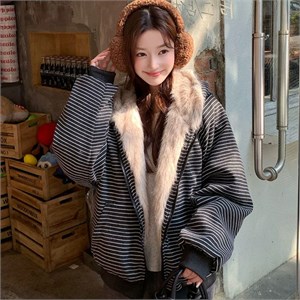 {{photo.Alt || photo.Description || 'Cute Woman Куртка ретро с капюшоном  017-613'}}