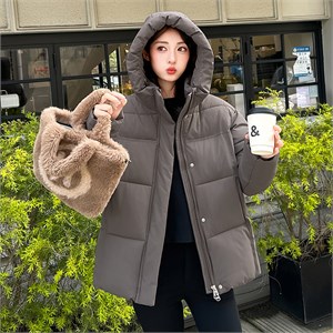 {{photo.Alt || photo.Description || 'Cute Woman Куртка с капюшоном  016-2607'}}