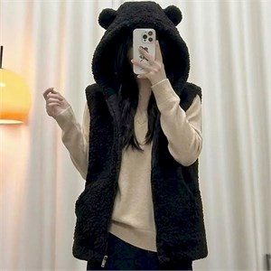 {{photo.Alt || photo.Description || 'Cute Woman Жилет из овечьей шерсти с капюшоном  026-A02'}}