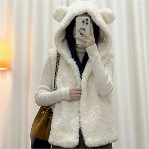 {{photo.Alt || photo.Description || 'Cute Woman Жилет из овечьей шерсти с капюшоном  026-A02'}}