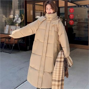 {{photo.Alt || photo.Description || 'Cute Woman Пуховик-пальто с капюшоном  025-A08'}}