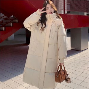{{photo.Alt || photo.Description || 'Cute Woman Пуховик-пальто с капюшоном  025-A08'}}
