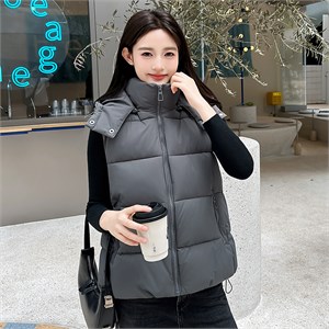 {{photo.Alt || photo.Description || 'Cute Woman Жилет с капюшоном  016-2603'}}