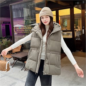{{photo.Alt || photo.Description || 'Cute Woman Жилет с капюшоном  016-2610'}}