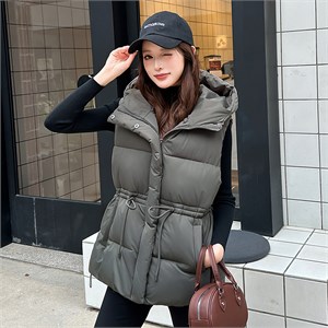 {{photo.Alt || photo.Description || 'Cute Woman Жилет с капюшоном  016-2610'}}