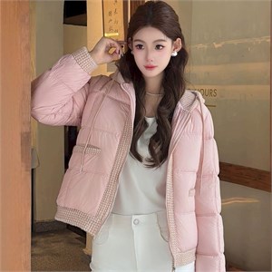 {{photo.Alt || photo.Description || 'Cute Woman Куртка с капюшоном  011-277'}}