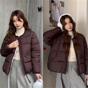 {{photo.Alt || photo.Description || 'Cute Woman Куртка стеганая пуховая  001-B08'}}