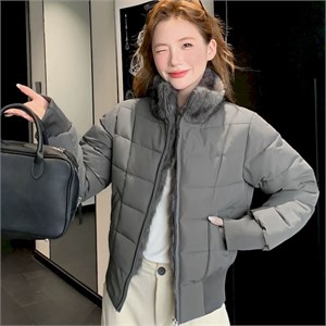 {{photo.Alt || photo.Description || 'Cute Woman Куртка с меховым воротником-стойкой  001-B21'}}