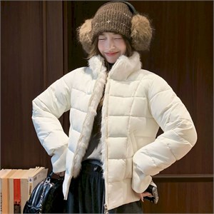 {{photo.Alt || photo.Description || 'Cute Woman Куртка с меховым воротником-стойкой  001-B21'}}